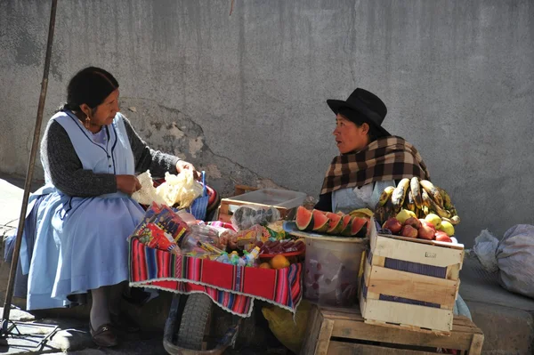 La ciudad de Potosí. Habitantes locales en las calles de la ciudad — Foto de Stock