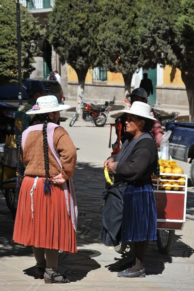 De stad potosi. plaatselijke bewoners op de straten van de stad — Stockfoto