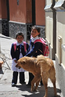 potosi Caddesi'nde kimliği belirsiz kızlar.