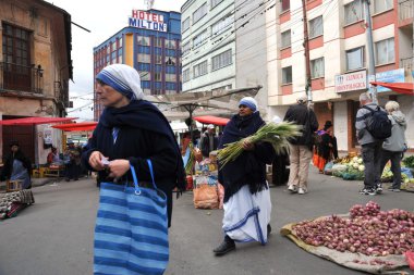 la paz şehir sokaklarında insanlar.