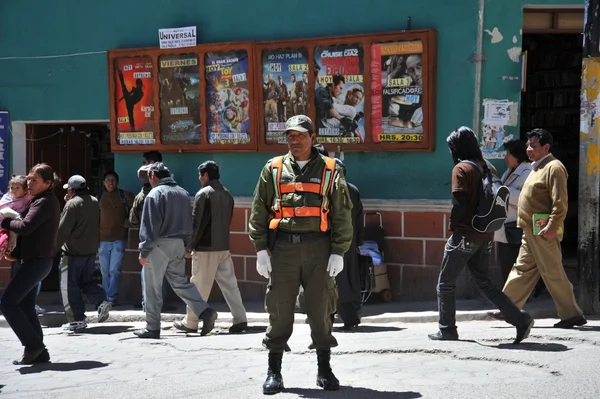 La ciudad de Potosí. Policía en una calle de la ciudad . — Foto de Stock