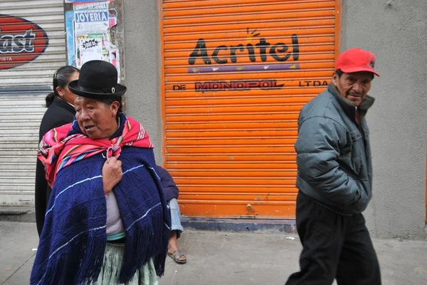 La gente en las calles de la ciudad de La Paz . — Foto de Stock