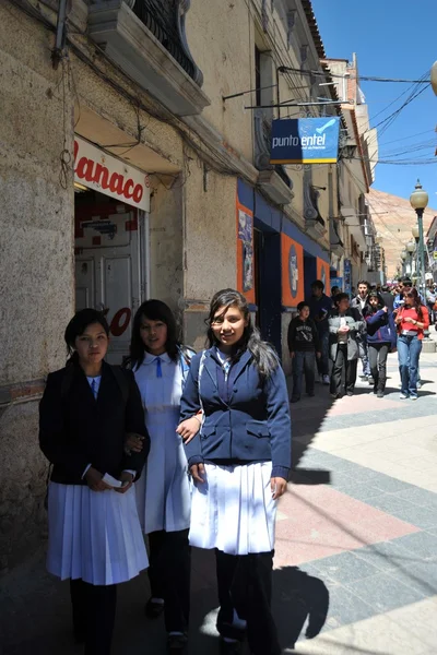 Niet-geïdentificeerde meisjes op straat van potosi. — Stockfoto