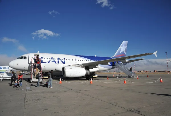 Vliegtuigen op de luchthaven van la paz. — Stockfoto