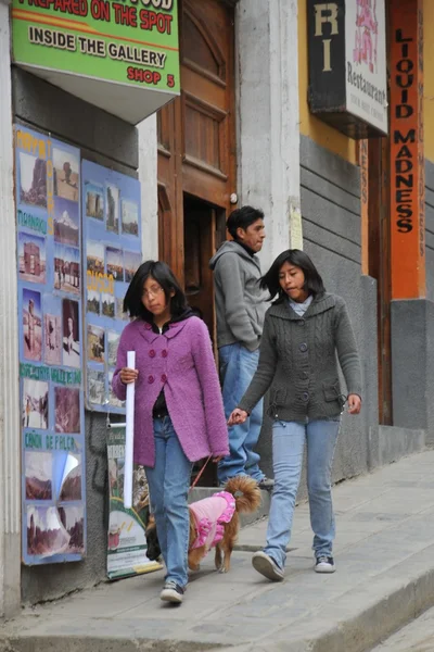 La gente per le strade della città di La Paz . — Foto Stock