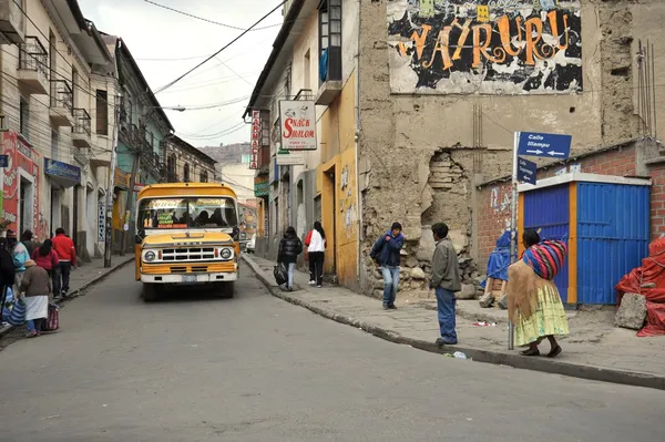 Люди на улицах города Ла-Пас . — стоковое фото