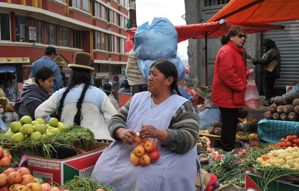 Nők az utcán a la paz értékesítés. — Stock Fotó