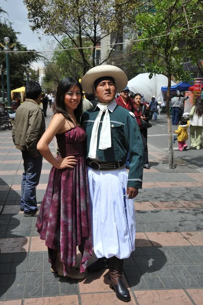 De mensen op de straten van la paz stad. — Stockfoto