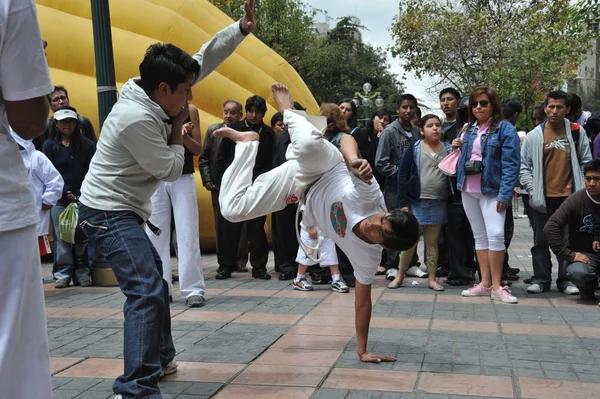 Capoeira demonstration in the streets of La Paz. — Stock Photo, Image