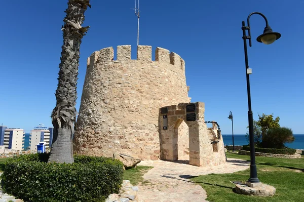 Şehir torrevieja - eski kule sembolü. İspanya