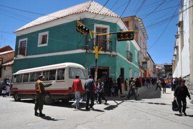Şehir: potosi. Polis bir şehir cadde üzerinde.