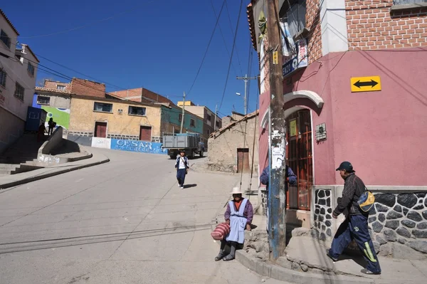 La ciudad de Potosí. Habitantes locales en las calles de la ciudad — Foto de Stock