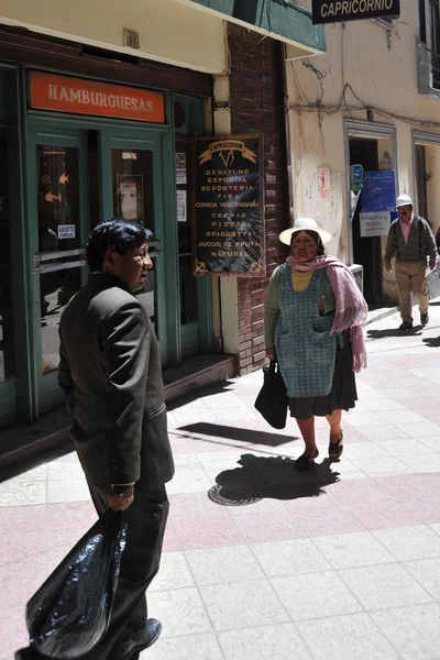 Die potosi der Stadt. Anwohner auf den Straßen der Stadt — Stockfoto