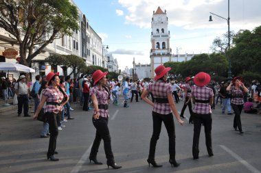 virgin Guadalupe onuruna Karnaval sırasında şehrin sakinleri.