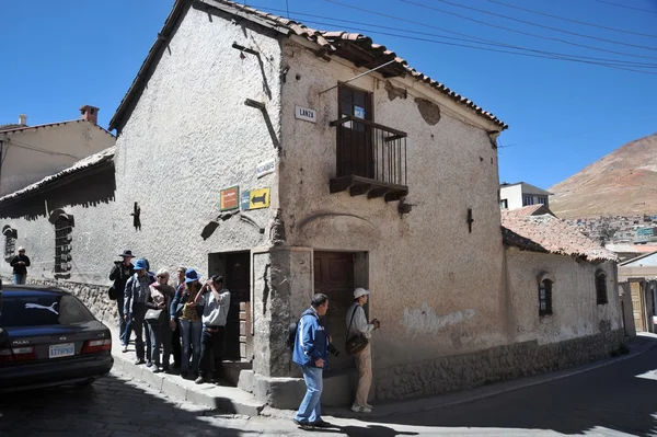 La ciudad de Potosí. Habitantes locales en las calles de la ciudad —  Fotos de Stock