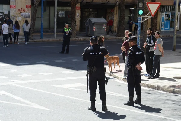 Assegurar a polícia de ordem pública em manifestação estudantil voremya em Alicante . — Fotografia de Stock