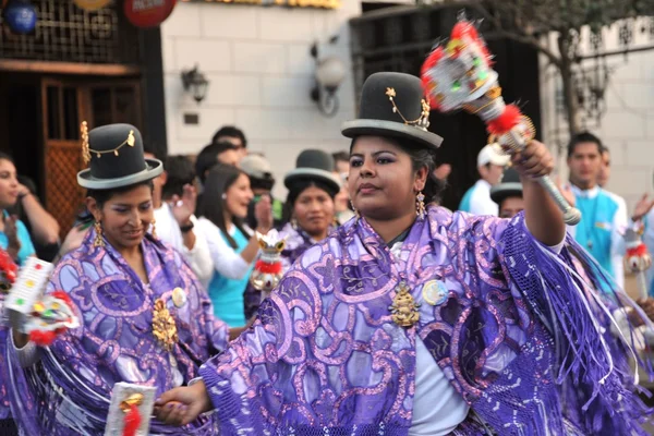 Obyvatelé města během karnevalu na počest Panny Marie z guadalupe. — Stock fotografie