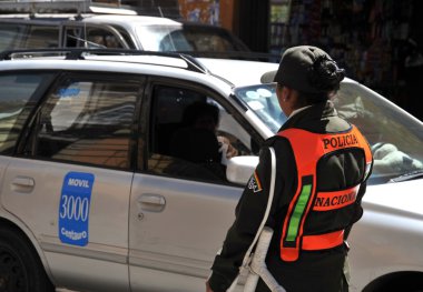 Şehir: potosi. Polis bir şehir cadde üzerinde.