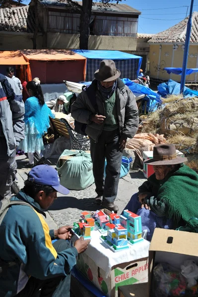 La ciudad de Potosí. Habitantes locales en las calles de la ciudad — Foto de Stock