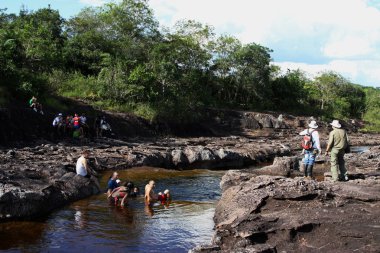 Kolombiyalı bir mahalle kentin su, dinlen.