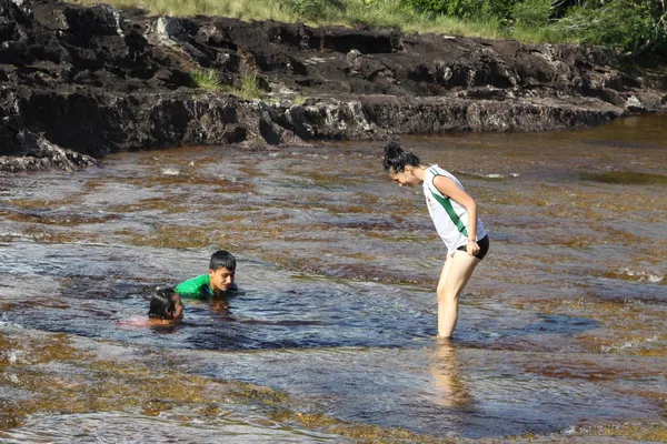 Colombians have a rest at water in a neighborhood of the city. — Stock Photo, Image