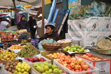 la paz sokak üzerinde satan kadınlar.