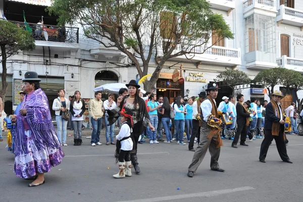 Los habitantes de la ciudad durante el carnaval en honor a la virgen de Guadalupe . — Foto de Stock