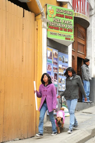 La gente per le strade della città di La Paz . — Foto Stock