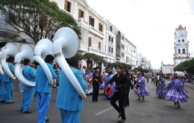 virgin Guadalupe onuruna Karnaval sırasında şehrin sakinleri.