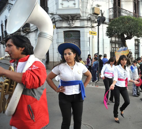 De inwoners van de stad tijdens het carnaval ter ere van de Maagd van guadalupe. — Stockfoto