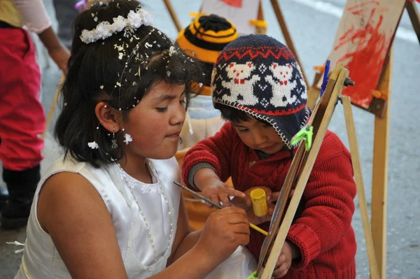 Niños no identificados de vacaciones en la ciudad de La Paz . — Foto de Stock