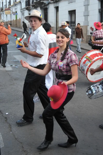 Invånarna i staden under karnevalen i ära av Jungfrun av guadalupe. — Stockfoto