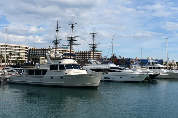 Вид на Аликанте с яхтами на море и ресторанами . — стоковое фото