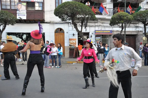 Virgin Guadalupe onuruna Karnaval sırasında şehrin sakinleri. — Stok fotoğraf