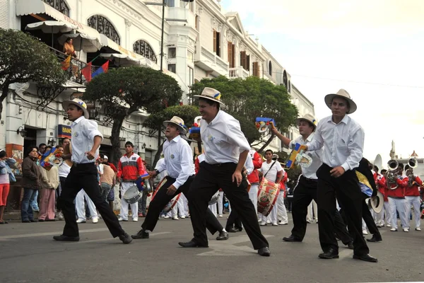 The inhabitants of the city during the carnival in honor of the virgin of Guadalupe. — Stock Photo, Image