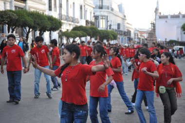 virgin Guadalupe onuruna Karnaval sırasında şehrin sakinleri.