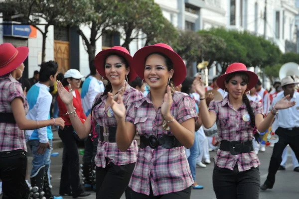 Los habitantes de la ciudad durante el carnaval en honor a la virgen de Guadalupe . — Foto de Stock