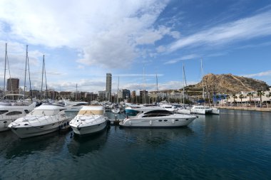 alicante bir görünümü ile denizde yatlar.