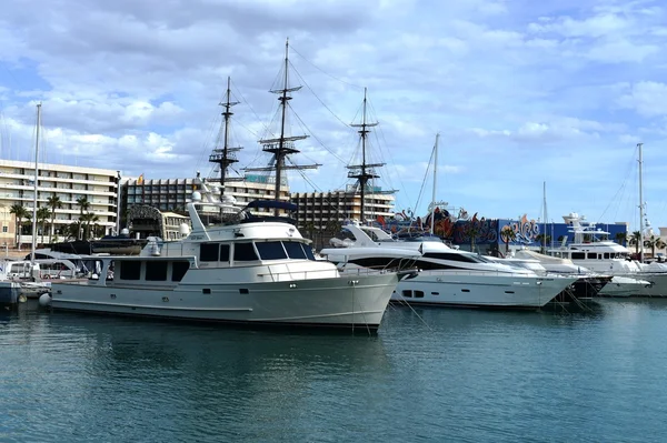 Vue d'Alicante avec des yachts en mer . — Photo