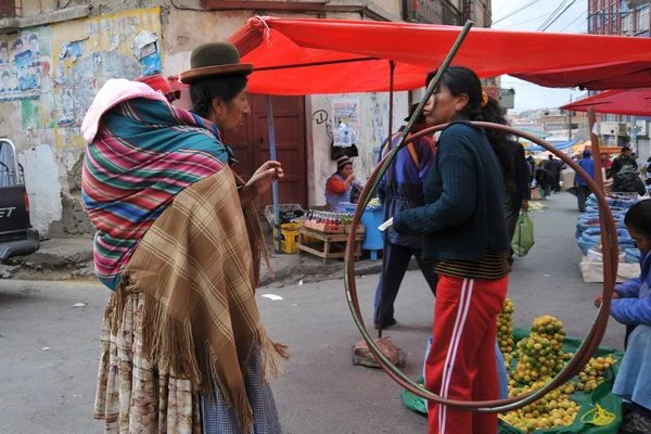 De mensen op de straten van la paz stad. — Stockfoto