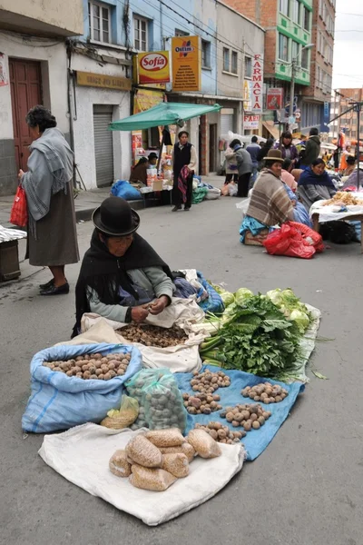 Kvinnor säljer på gatan la Paz. — Stockfoto