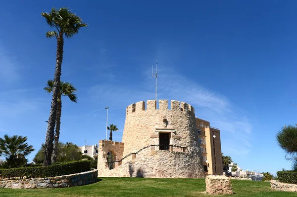 Symbol der Stadt torrevieja - der alte Turm. Spanien — Stockfoto