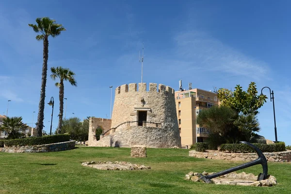 El símbolo de la ciudad Torrevieja - la torre vieja. España — Foto de Stock