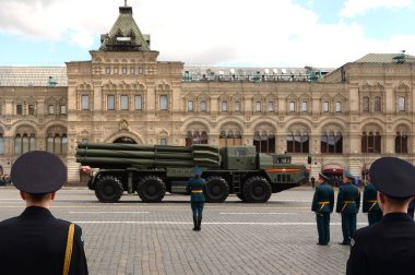  MOSCOW, RUSSIA-MAY 7, 2021: Moskova 'nın Kızıl Meydanı' ndaki Zafer Günü askeri geçit töreninin kostümlü provasında Tornado-S çoklu fırlatma roket sistemleri