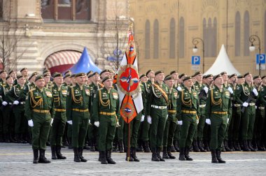 MOSCOW, RUSSIA-MAY 7, 2021: Askeri Uzay Akademisi öğrencileri zafer günü onuruna Moskova Kızıl Meydanı 'ndaki geçit töreninin kostümlü provası sırasında A. F. Mozhaisky' nin adını verdiler.