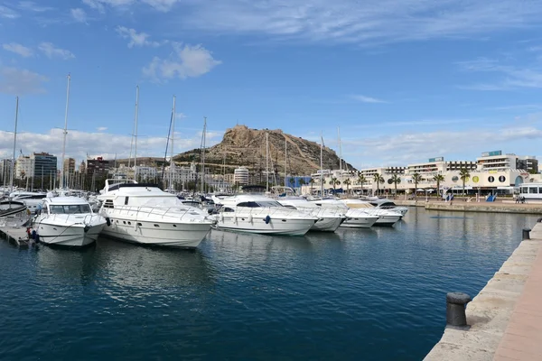 Pohled z alicante s jachty na moři. — Stock fotografie