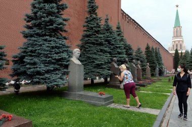  MOSCOW, Rusya- 7 Ağustos 2021: Moskova 'nın Kızıl Meydanı' ndaki Kremlin Duvarı yakınlarındaki Anma Mezarlığı