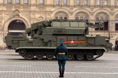 MOSCOW, RUSSIA-MAY 7, 2021: Moskova 'daki Kızıl Meydan Zafer Günü onuruna düzenlenen askeri geçit töreninin kostümlü provasında tüm hava taktiksel uçaksavar füze sistemi 