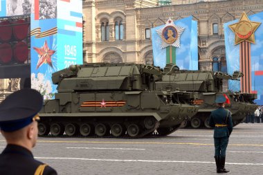 MOSCOW, RUSSIA-MAY 7, 2021: Moskova 'daki Kızıl Meydan Zafer Günü onuruna düzenlenen askeri geçit töreninin kostümlü provasında tüm hava taktiksel uçaksavar füze sistemi 