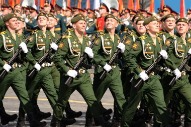 MOSCOW, RUSSIA-MAYIS 7, 2021: Mareşal Vasilevsky Askeri Hava Savunma Akademisi öğrencileri Moskova 'daki Kızıl Meydan geçit töreninin kıyafet provasında